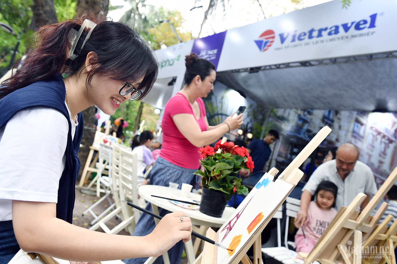 Nhân dịp này, một số đơn vị lữ hành, đơn vị tổ chức du lịch đặc biệt là các công ty đối tác của Đại sứ quán Pháp cũng đặt gian hàng và tổ chức trò chơi tại đây nhằm quảng bá tour tới đất nước Pháp xinh đẹp.