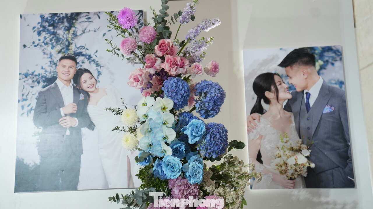 Ảnh cưới của Quang Hải - Chu Thanh Huyền được treo ở ngoài sảnh, khu vực chụp ảnh lưu niệm.