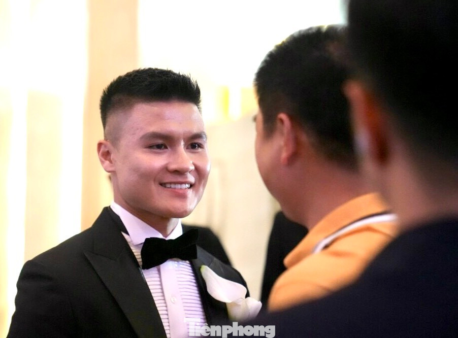 Chú rể Quang Hải bảnh bao với vest đen, đeo nơ. Chú rể Quang Hải bảnh bao với vest đen, đeo nơ.