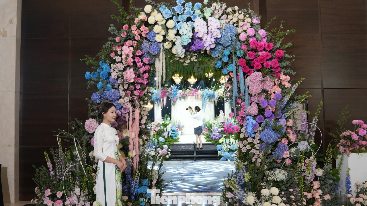 Theo quy định của thiệp cưới, khách mời dự tiệc mặc trang phục với ba màu chủ đạo là navy, beige (màu be) và màu ghi. Khuyến nghị khách không mặc trang phục màu đen, trắng, hồng, xanh pastel.