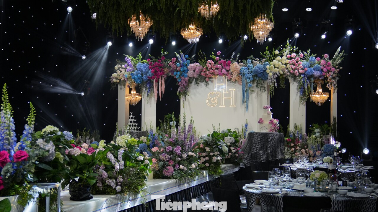 Ở khu vực cổng chào, lối vào lễ đường, sân khấu hay khu vực chụp ảnh lưu niệm với khách mời đều được trang trí bởi nhiều loại hoa tươi đắt tiền như cẩm tú cầu, cẩm chướng, phi yến, hoa Lan, hoa hồng nhập ngoại…