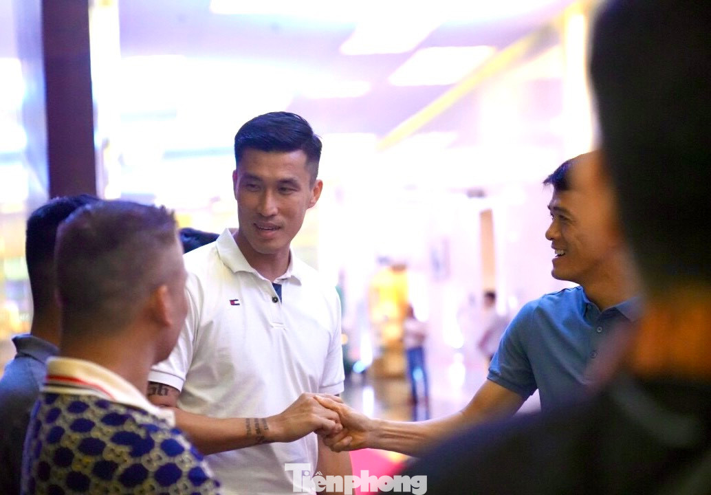 Nhiều đồng đội có mặt từ sớm chúc phúc Quang Hải - Chu Thanh Huyền. Ở tiệc cưới này, Quang Hải giới hạn khách mời khoảng 500 người. Nhiều đồng đội có mặt từ sớm chúc phúc Quang Hải - Chu Thanh Huyền. Ở tiệc cưới này, Quang Hải giới hạn khách mời khoảng 500 người.