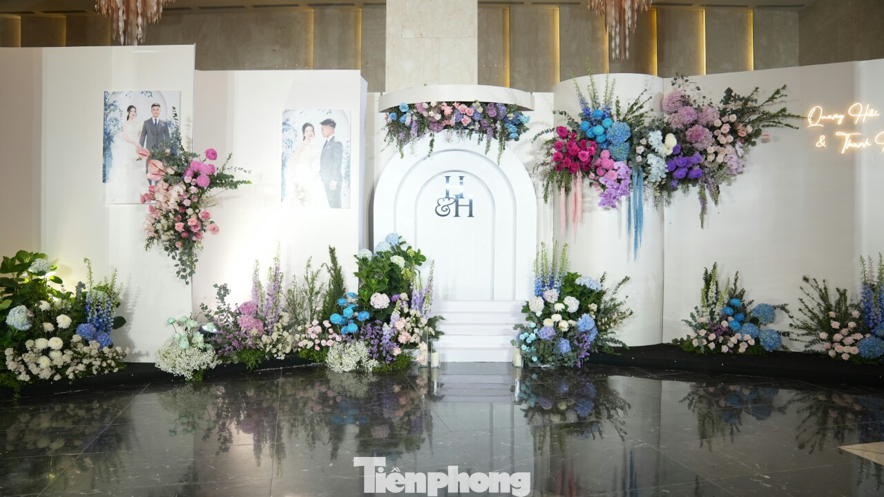 Tiệc cưới không cho phép khách mời hút thuốc. Dự kiến nhiều sao Việt và các cầu thủ của đội tuyển Việt Nam có mặt trong lễ cưới Quang Hải tối 6/4.