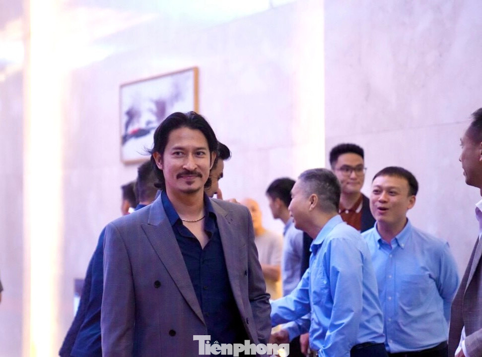 Nam diễn viên Huy Khánh gây bất ngờ khi xuất hiện tại đám cưới Quang Hải. Nam diễn viên Huy Khánh gây bất ngờ khi xuất hiện tại đám cưới Quang Hải.