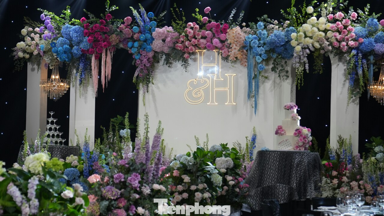 Ở tiệc cưới này, Quang Hải giới hạn khách mời khoảng 500 người. Cặp đôi đón khách từ 17h30 trước khi bắt đầu lễ cưới vào 18h. Sau phần tiệc mặn, khách mời sẽ được tham dự nhiều trò chơi và tiệc riêng tư.