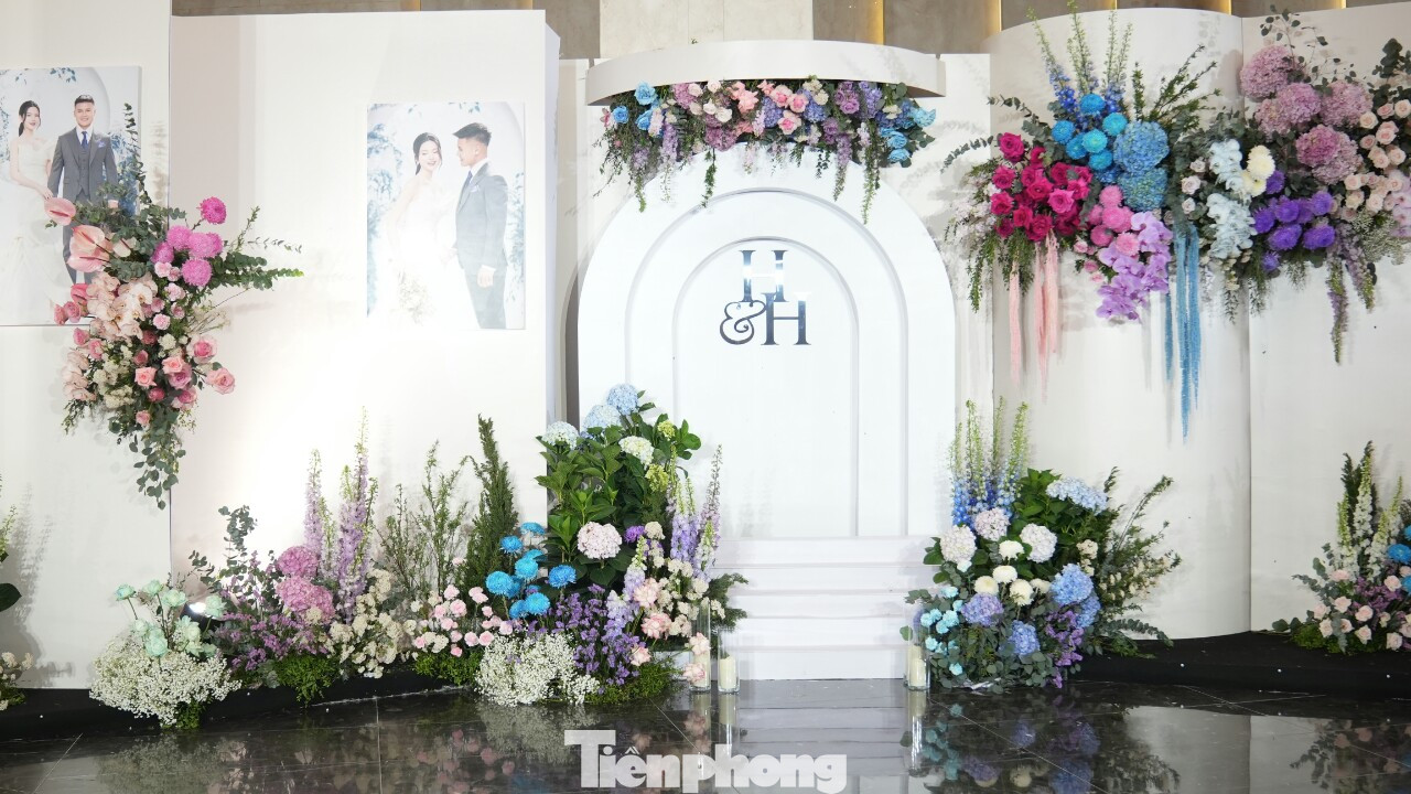 Theo nguồn tin riêng của Tiền Phong, HLV Philippe Troussier không dự lễ cưới của Quang Hải do ông đã trở về Pháp ngày 3/4.