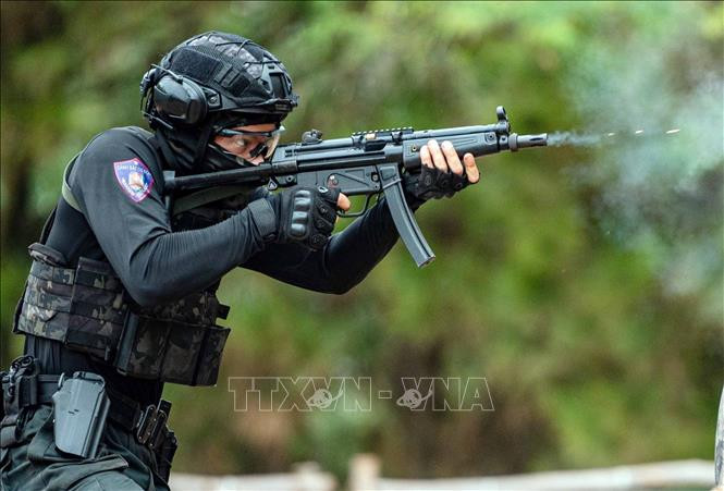 Chiến sĩ CSCĐ chống khủng bố thực hiện bài tập sử dụng súng đánh chiếm mục tiêu trên thao trường giả định.
