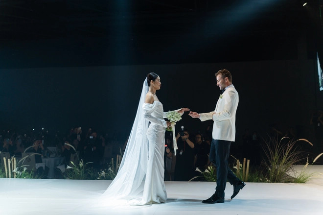 Minh Tú một mình tiến vào lễ đường cùng hoa cưới có gắn di ảnh của bố. Minh Tú một mình tiến vào lễ đường cùng hoa cưới có gắn di ảnh của bố.