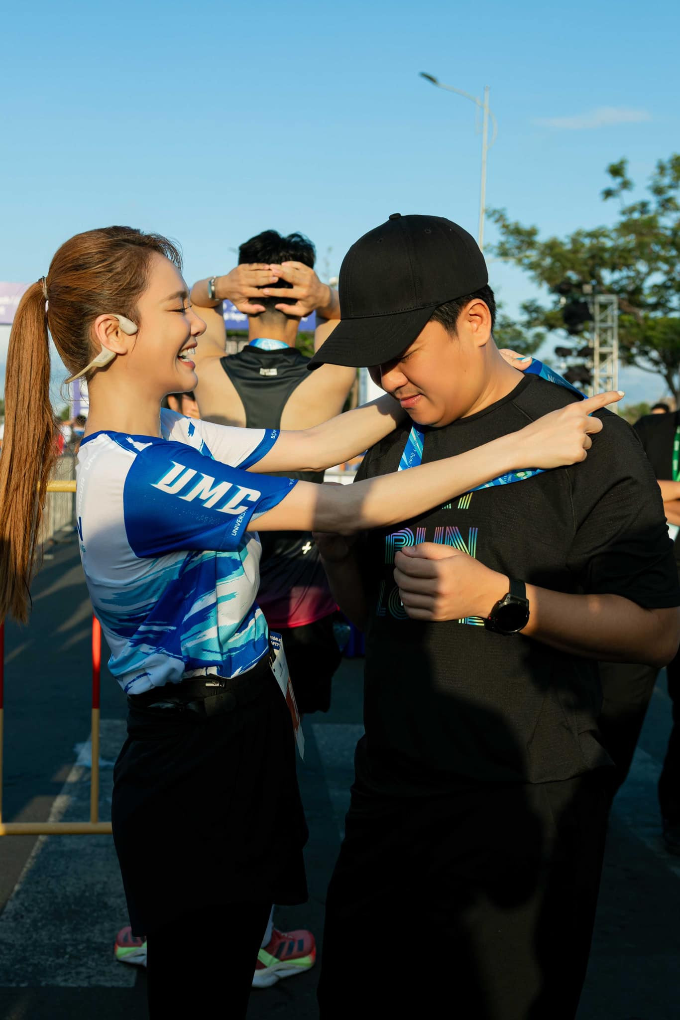 Nhã Phương gây tranh cãi vì trang điểm cầu kỳ khi tham gia giải chạy. Nhã Phương gây tranh cãi vì trang điểm cầu kỳ khi tham gia giải chạy.