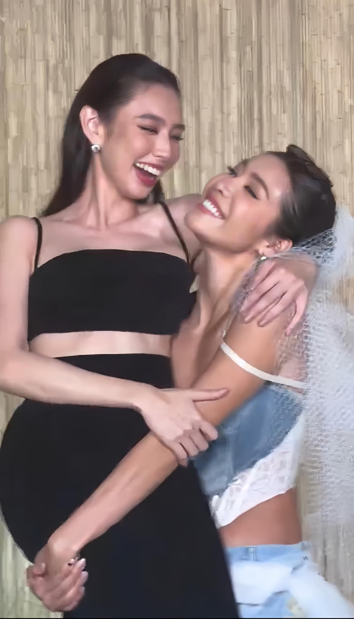 Minh Tú và Thùy Tiên có mối quan hệ thân thiết. Thùy Tiên được Minh Tú hướng dẫn catwalk vào năm 2021. Thời điểm đó, Minh Tú hứa hẹn nếu học trò đăng quang Hoa hậu Hòa bình Quốc tế, cô sẽ kết hôn.