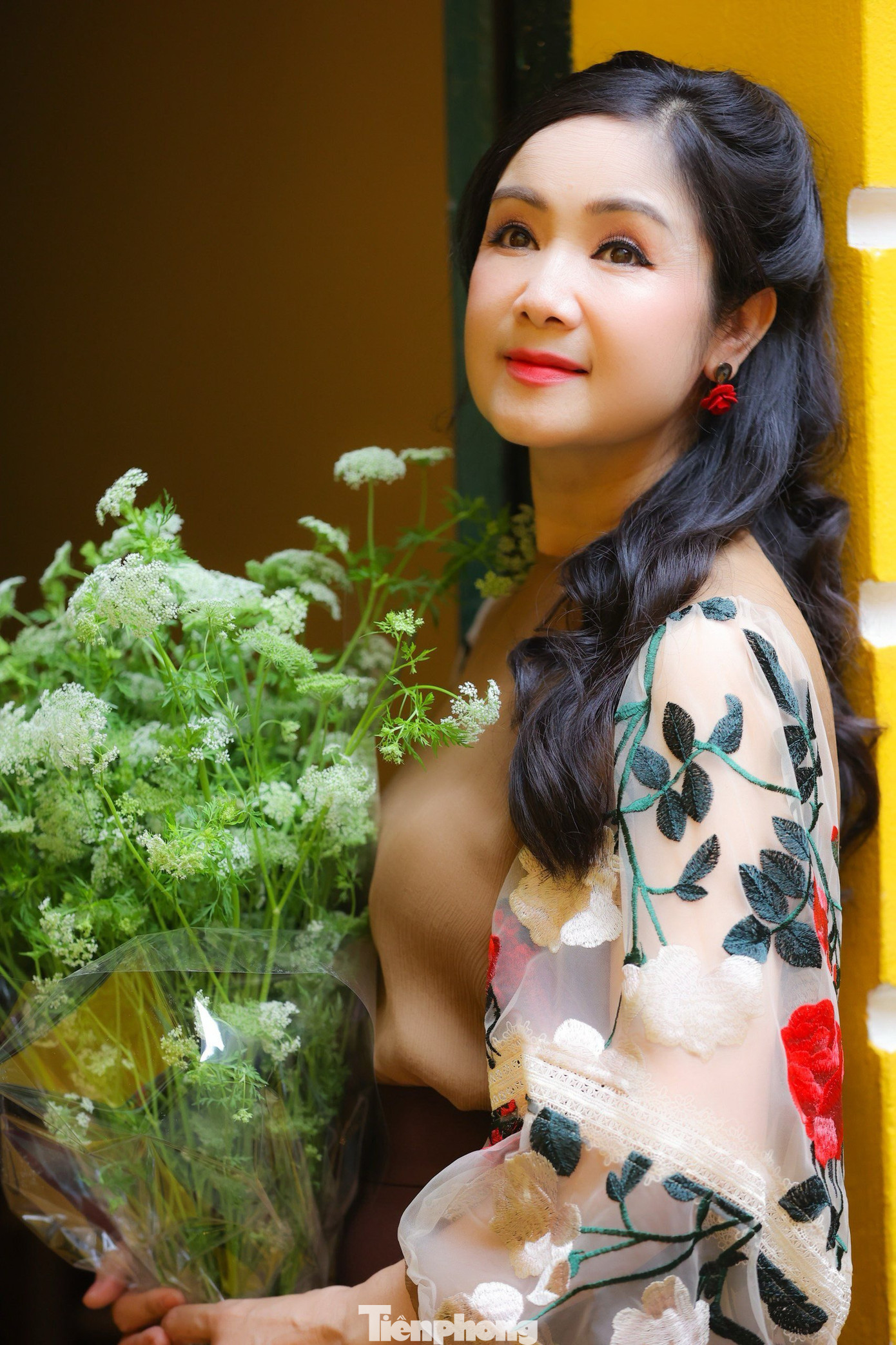 Chia sẻ với Tiền Phong, NSND Thu Hà khẳng định cô không bao giờ tự nhận mình là nữ hoàng. “Tôi nghĩ rằng không có nghệ sĩ nào tự nhận mình là ông hoàng hay bà chúa, kể cả ở Việt Nam hay nền điện ảnh thế giới. Những danh xưng này là do khán giả yêu mến mà trao tặng. Nghệ sĩ họ có sự nhạy cảm và thước đo riêng cho bản thân. Cá nhân tôi vui khi được gọi là ‘lá ngọc cành vàng’, ‘nữ hoàng ảnh lịch’ nhưng chưa bao giờ tôi tự nhận. Tự nhận danh xưng mĩ miều chính là tự chôn mình”, NSND Thu Hà nói.