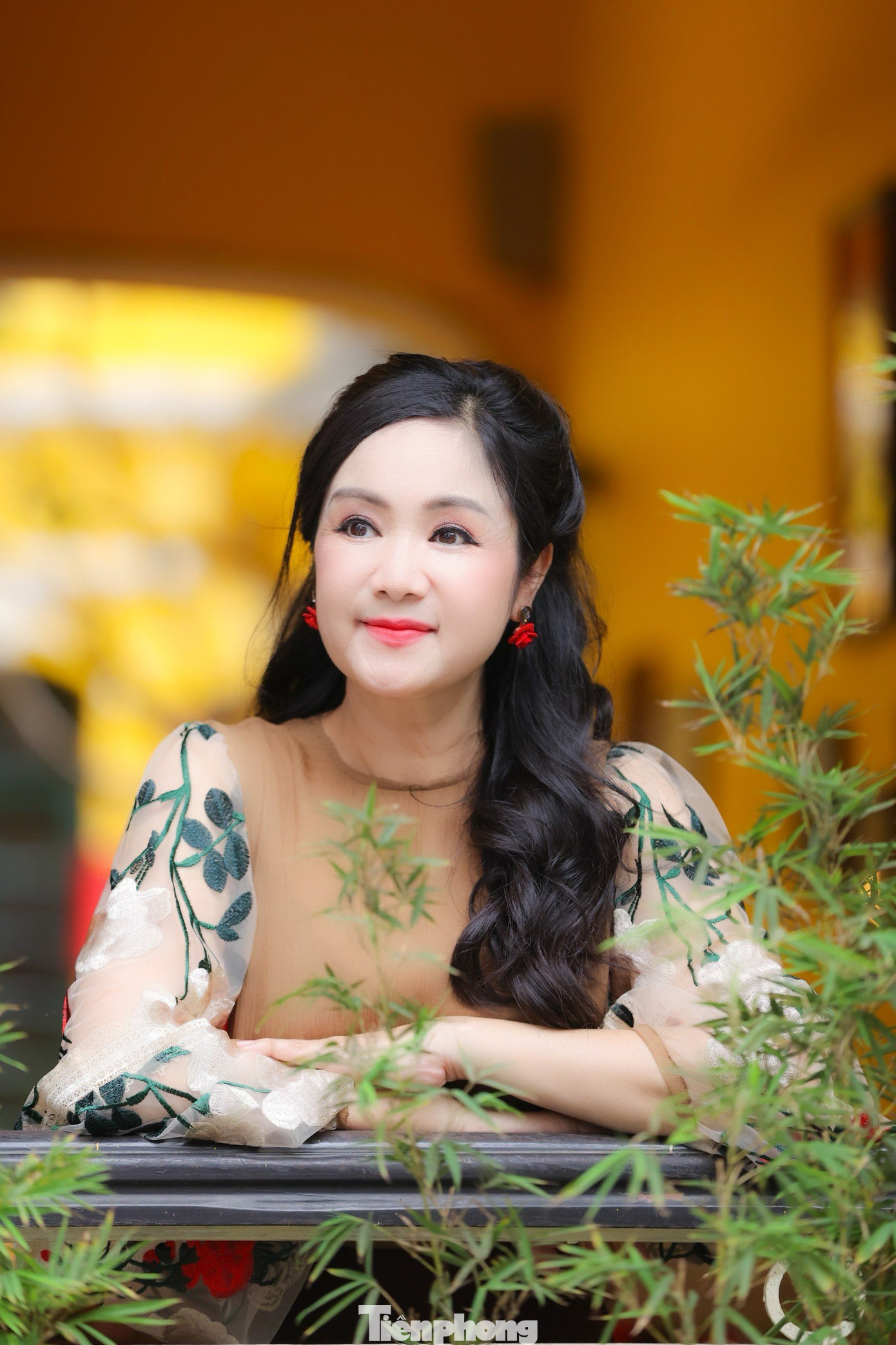 NSND Thu Hà sinh năm 1969 tại Tuyên Quang. Cô là gương mặt quen thuộc của sân khấu và điện ảnh Việt, được khán giả ưu ái với nhiều danh xưng như “lá ngọc cành vàng”, “nữ hoàng ảnh lịch” hay “khuôn vàng thước ngọc”.