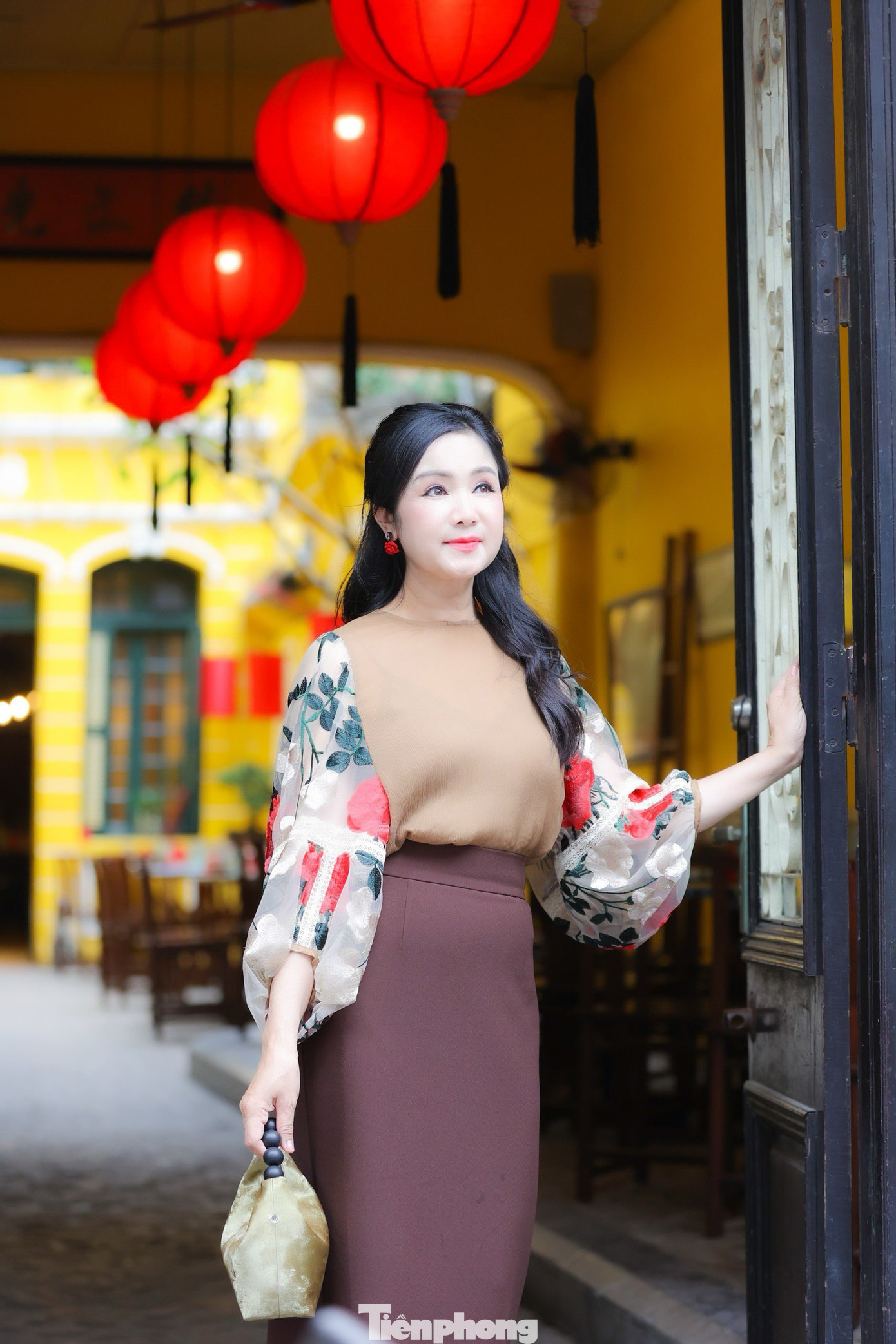 “Tôi có cân nhắc trước khi nhận vào vai bà Hạ Lan. Tôi mong muốn có vai diễn hoàn toàn khác. Bạch Cúc trong Hướng dương ngược nắng là người đàn bà bị phản bội nhưng có sự nghiệp, sắc sảo và phụ trách công việc kinh doanh cho gia đình nhà chồng. Hạ Lan là nghệ sĩ múa. Cô ấy sống trong hận thù, cay nghiệt và cô độc. Càng đọc kịch bản về nhân vật này tôi càng thấy thú vị. May mắn khi bộ phim lên sóng khán giả không lẫn Hạ Lan với Bạch Cúc. Tôi nghĩ đó là thành công”, cô chia sẻ.