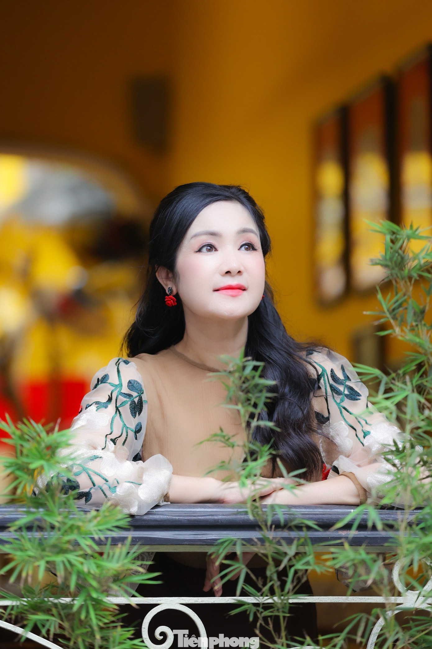 “Bản thân tôi có khoảnh khắc chệch choạc, thiếu sự tập trung nhưng Hồng Diễm luôn trọn vẹn cảm xúc trong từng phân cảnh. Diễm diễn rất giỏi và giúp tôi nhanh chóng cân bằng tâm lý nhân vật. Nhiều phân đoạn, cô ấy diễn như lên đồng. Nếu không phải là Diễm, tôi nghĩ khó có được những thước phim giàu cảm xúc và trọn vẹn như thế”, NSND Thu Hà nói.