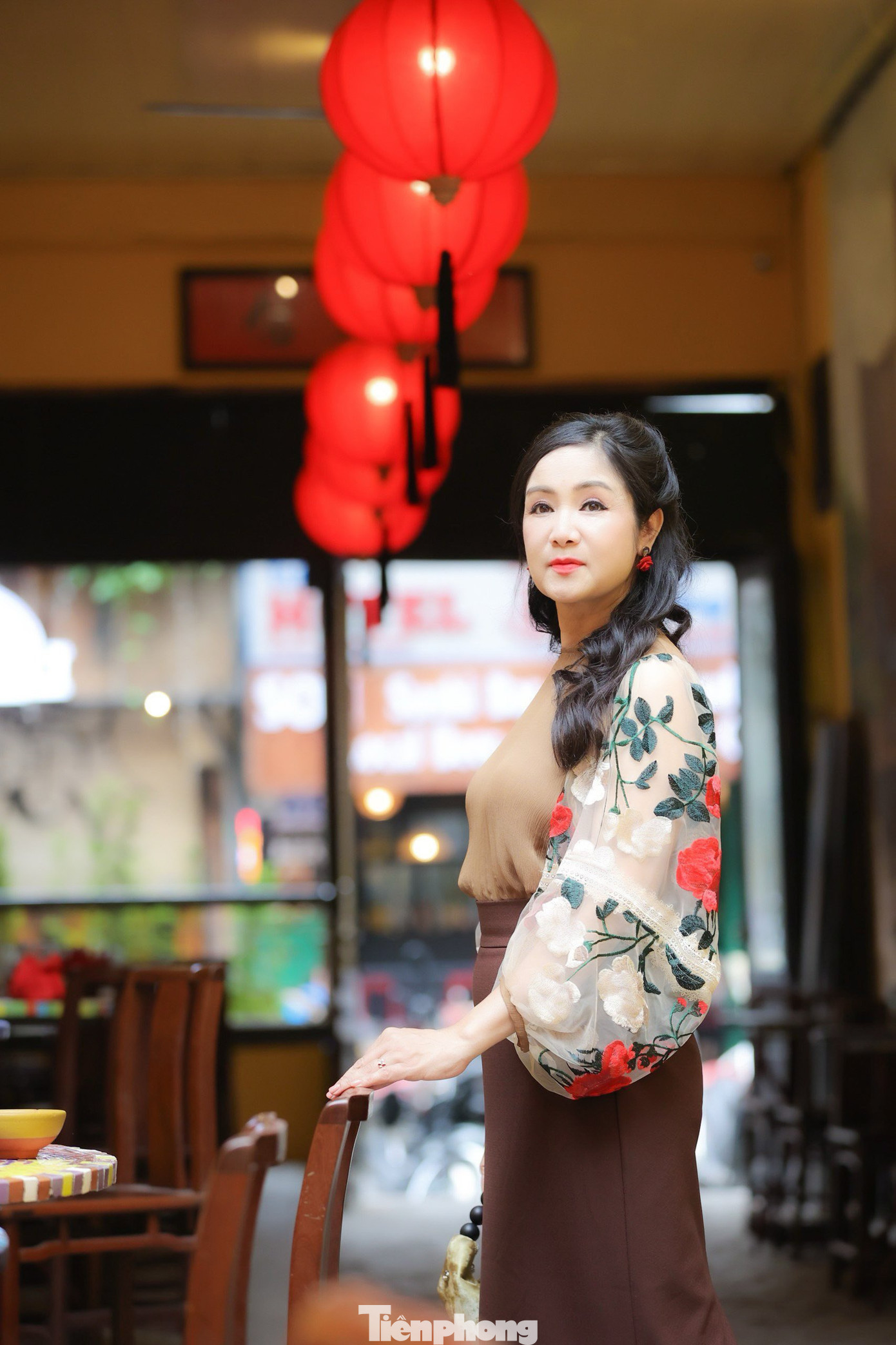 NSND Thu Hà không ngại thừa nhận mình có sử dụng phần mềm khi chụp ảnh đời thường. “Chúng tôi vẫn hay đùa vui đó là phần mềm chống nhục. Tuy nhiên, câu chuyện sử dụng phần mềm chỉnh ảnh đã quá phổ biến với tất cả mọi người, nó không có gì xấu cả”. Ngoài ra, cô khẳng định không can thiệp thẩm mỹ: “Ai cũng muốn đẹp nhưng tôi nói không với can thiệp xâm lấn. Hơn nữa, việc thẩm mỹ ảnh hưởng nhất định tới biểu cảm khi diễn xuất. Tôi luôn cố gắng giữ sự tự nhiên với từng đường nét trên gương mặt. Tôi vốn là người đơn giản, 32 tuổi mới bắt đầu dùng mỹ phẩm, son phấn. Vài năm nay tôi chú ý hơn tới ngoại hình. Ở tuổi này, mình không thể xuề xòa khi ra ngoài cũng không tự tin để mặt mộc hoàn toàn nữa”.