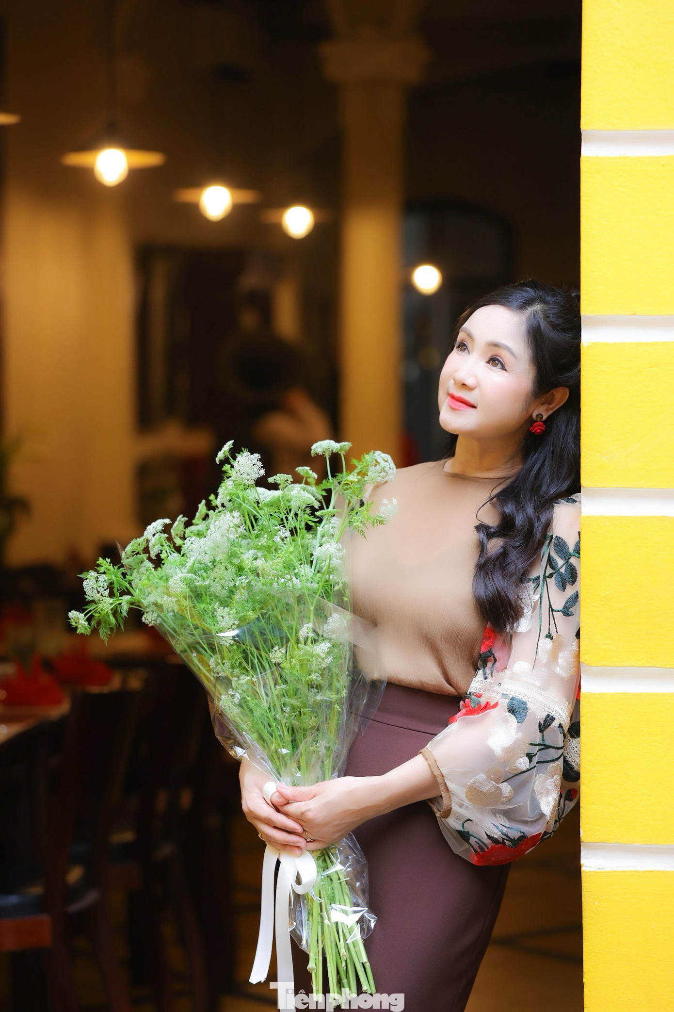 Về bí quyết giữ nhan sắc, NSND Thu Hà cho biết cô chủ yếu chăm sóc tại nhà, không chú trọng vào giá tiền của mỹ phẩm mà lựa chọn loại phù hợp với da của mình. “Việc chăm sóc da không quá cầu kỳ nhưng cần sự bền bỉ và đều đặn. Bên cạnh việc dưỡng da từ bên ngoài cần giữ tư tưởng phải thoải mái, biết cách cân bằng cuộc sống, buông bỏ những chuyện buồn, căng thẳng”, cô nói.