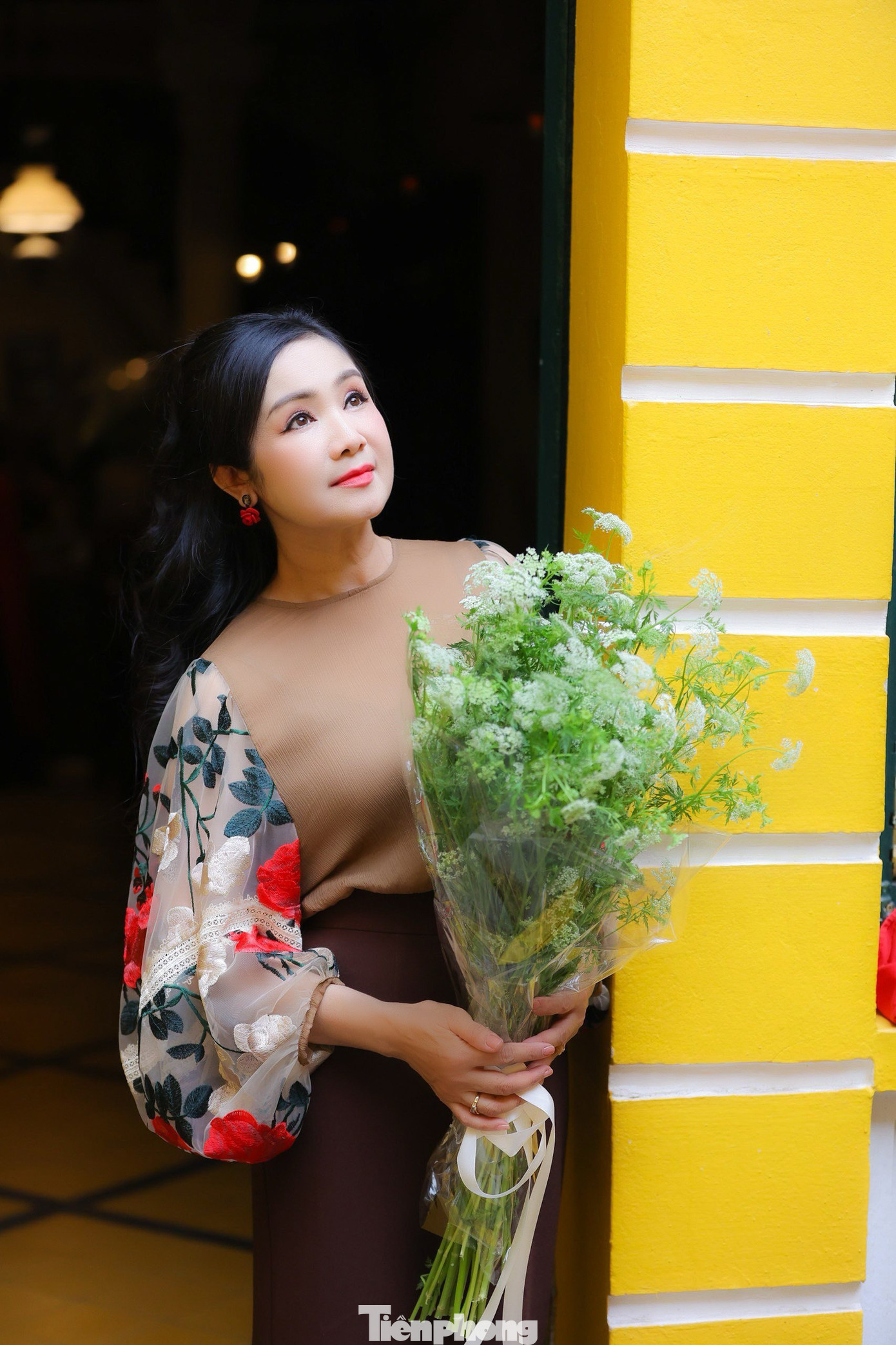 Theo NSND Thu Hà cô từng có thời điểm chụp nhiều ảnh lịch tới mức kỷ lục. Tuy nhiên, cát-xê cho một buổi chụp ảnh lịch đôi khi đơn giản là bát bún, cốc trà và 5 cuốn lịch. “Chỉ như vậy thôi tôi cũng vui lắm rồi. Sau này vào TPHCM, tôi bất ngờ vì đi chụp ảnh lịch được trả tiền. Dù họ có trả hay không trả, tôi chưa bao giờ đòi hỏi. Ngày ấy tôi nghèo mà nhiếp ảnh gia cũng nghèo. Đôi khi ra ngoài được gọi ‘lá ngọc cành vàng’ nhưng về nhà vẫn ăn cơm nguội qua ngày”, NSND Thu Hà chia sẻ.