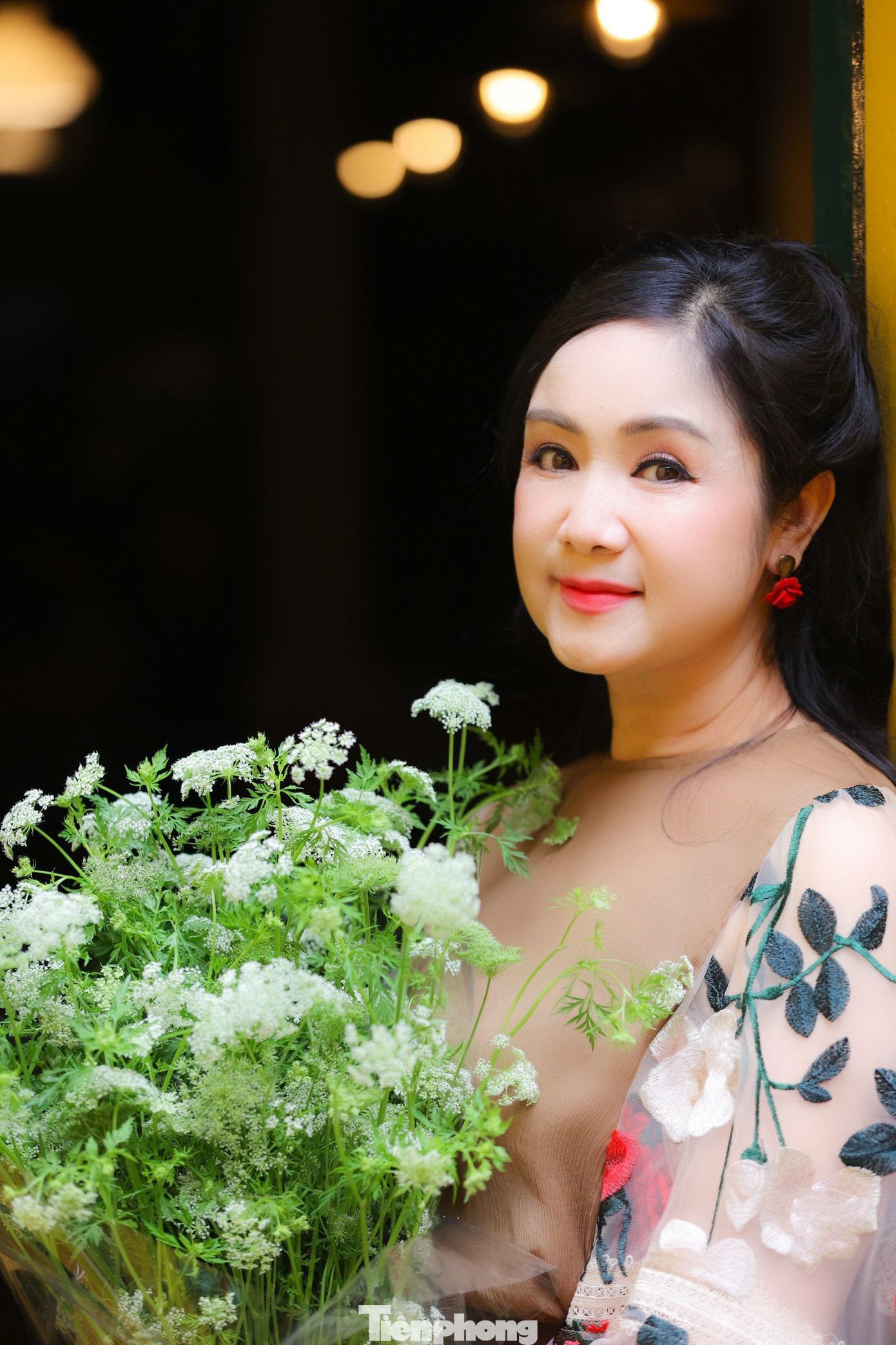 Bên cạnh đó, nữ nghệ sĩ khen ngợi tài năng diễn xuất của Quang Sự. “Quang Sự là diễn viên giỏi. Cậu ấy có thể biểu đạt nhiều sắc thái, gương mặt, biểu cảm trong một phân đoạn. Ví dụ điển hình là cảnh Nghĩa lật mặt với Ngân Hà. Chỉ một đoạn ngắn thôi nhưng cậu ấy làm ra một kẻ phản bội tráo trở, biến thái rồi dằn vặt”, NSND Thu Hà chia sẻ.