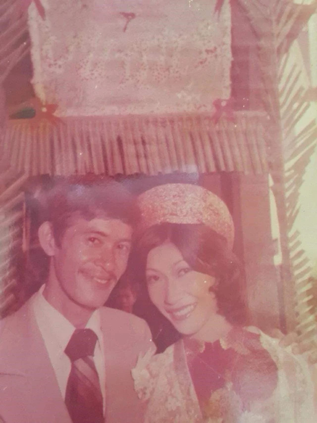 Thiết kế váy cưới lấy cảm hứng từ bộ áo dài mẹ cô mặc trong ngày trọng đại cách đây 43 năm. Thiết kế váy cưới lấy cảm hứng từ bộ áo dài mẹ cô mặc trong ngày trọng đại cách đây 43 năm.