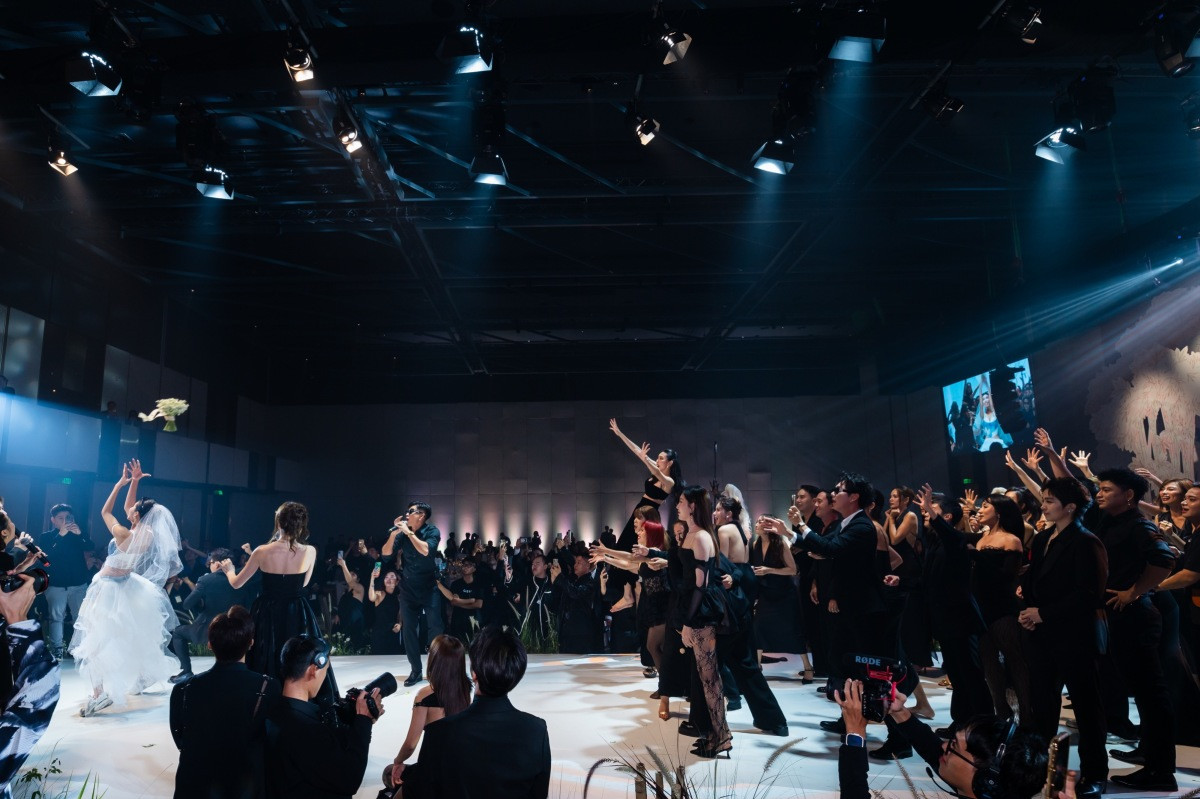 Màn tung hoa cưới được mong chờ. Hoa hậu Nguyễn Thúc Thùy Tiên ngồi lên vai học trò Minh Tú - Vũ Thu Phương để "cướp hoa".