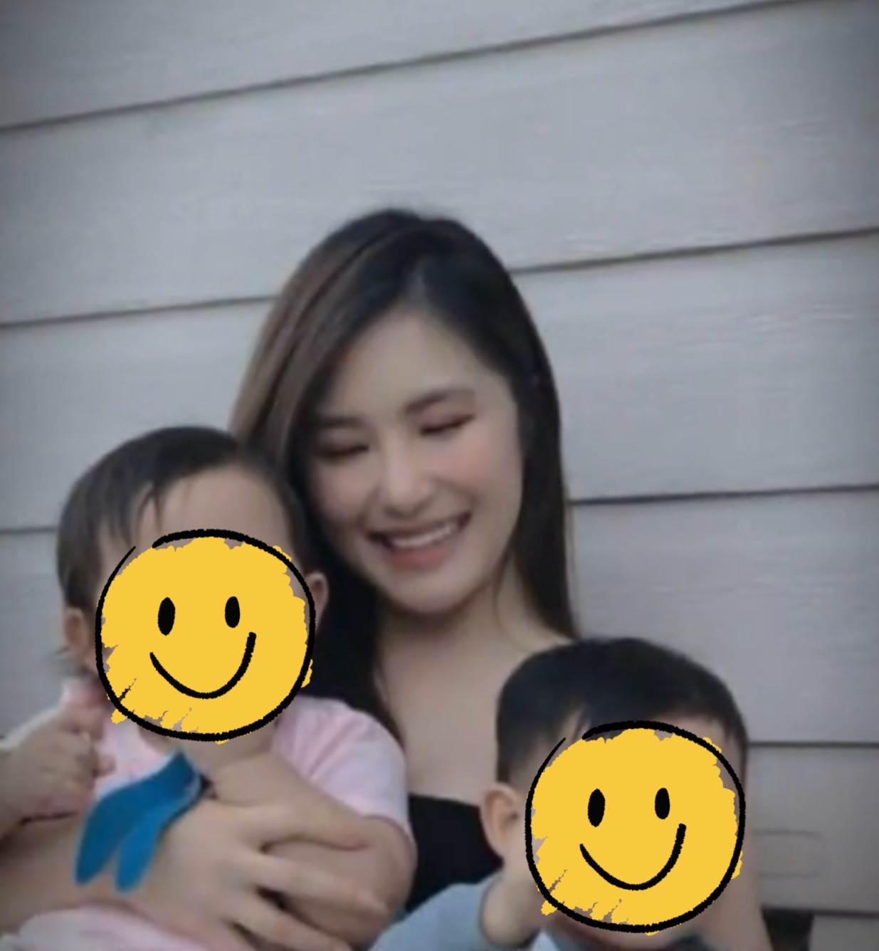 Hình ảnh khiến Hương Tràm vướng nghi vấn đã sinh hai con. Hình ảnh khiến Hương Tràm vướng nghi vấn đã sinh hai con.