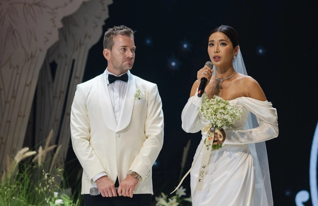 Minh Tú và chồng thực hiện nghi thức cưới truyền thống. Minh Tú và chồng thực hiện nghi thức cưới truyền thống.