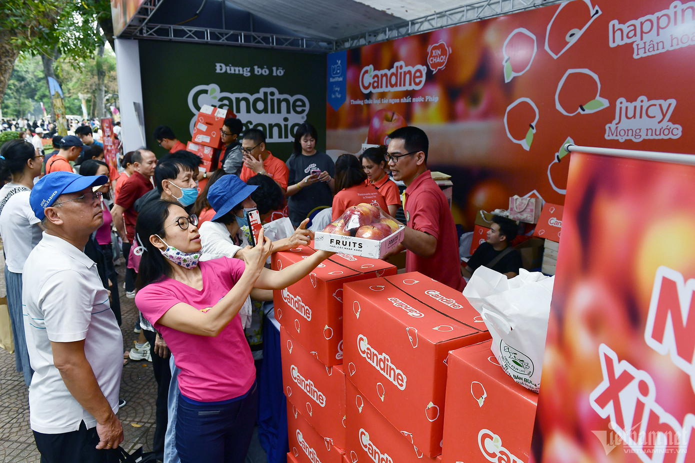 Sáng 6/4, hầu hết quầy bán ẩm thực khô, đồ ăn nhanh của Pháp đều đông khách. Ngay cả gian hàng táo thương hiệu Candine thu hút rất đông khách vào mua. Giá bán được nhân viên rao qua loa phóng thanh là 240.000 đồng/7 quả và 130.000 đồng/3 quả. Loại táo này được nhiều người biết đến có vỏ màu đỏ sáng bóng, mỏng, quả to mọng, ruột màu trắng ngà, mọng nước, giòn nhưng không cứng, có vị ngọt thanh tự nhiên và hương thơm đặc trưng.