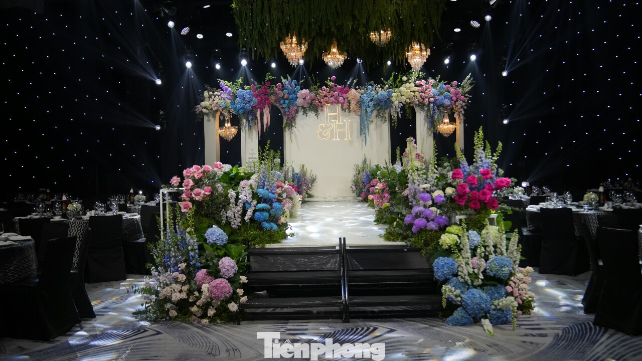 Sân khấu được thiết kế đơn giản và lấy điểm nhấn vào hai chữ cái là tên viết tắt của Quang Hải - Chu Thanh Huyền.