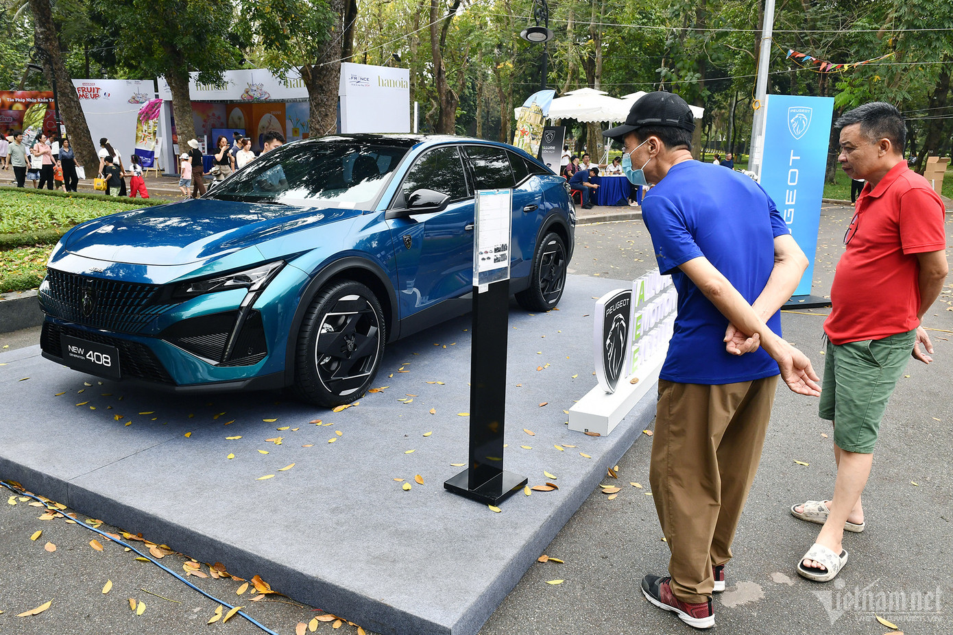 Hãng xe hơi nổi tiếng nước Pháp Peugeot nhân dịp này trưng bày ra mắt mẫu ô tô mới 408 có giá lăn bánh từ 1,1 tỷ đồng tùy phiên bản.