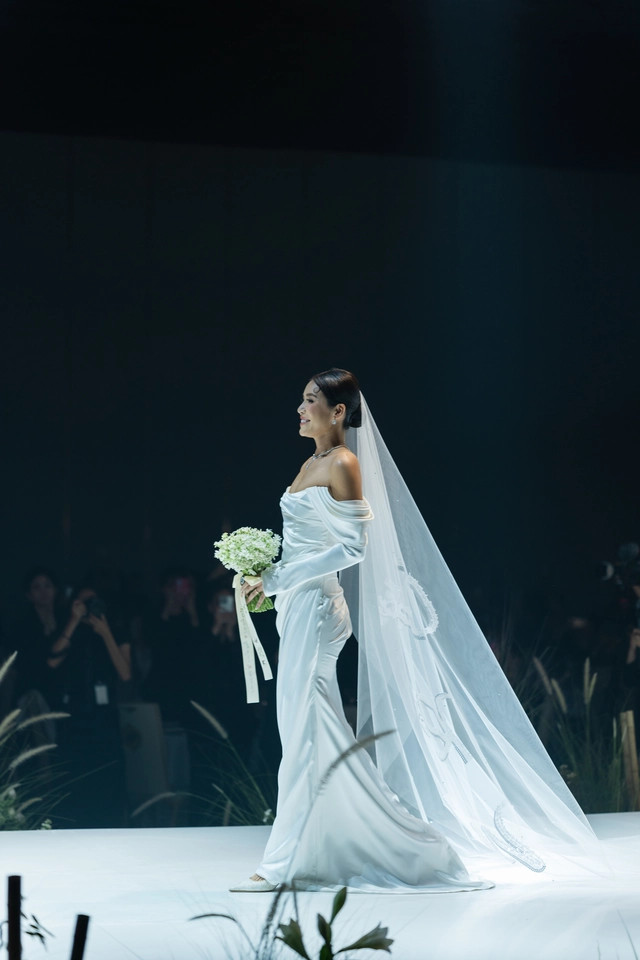 Minh Tú một mình tiến vào lễ đường cùng hoa cưới có gắn di ảnh của bố. Minh Tú một mình tiến vào lễ đường cùng hoa cưới có gắn di ảnh của bố.