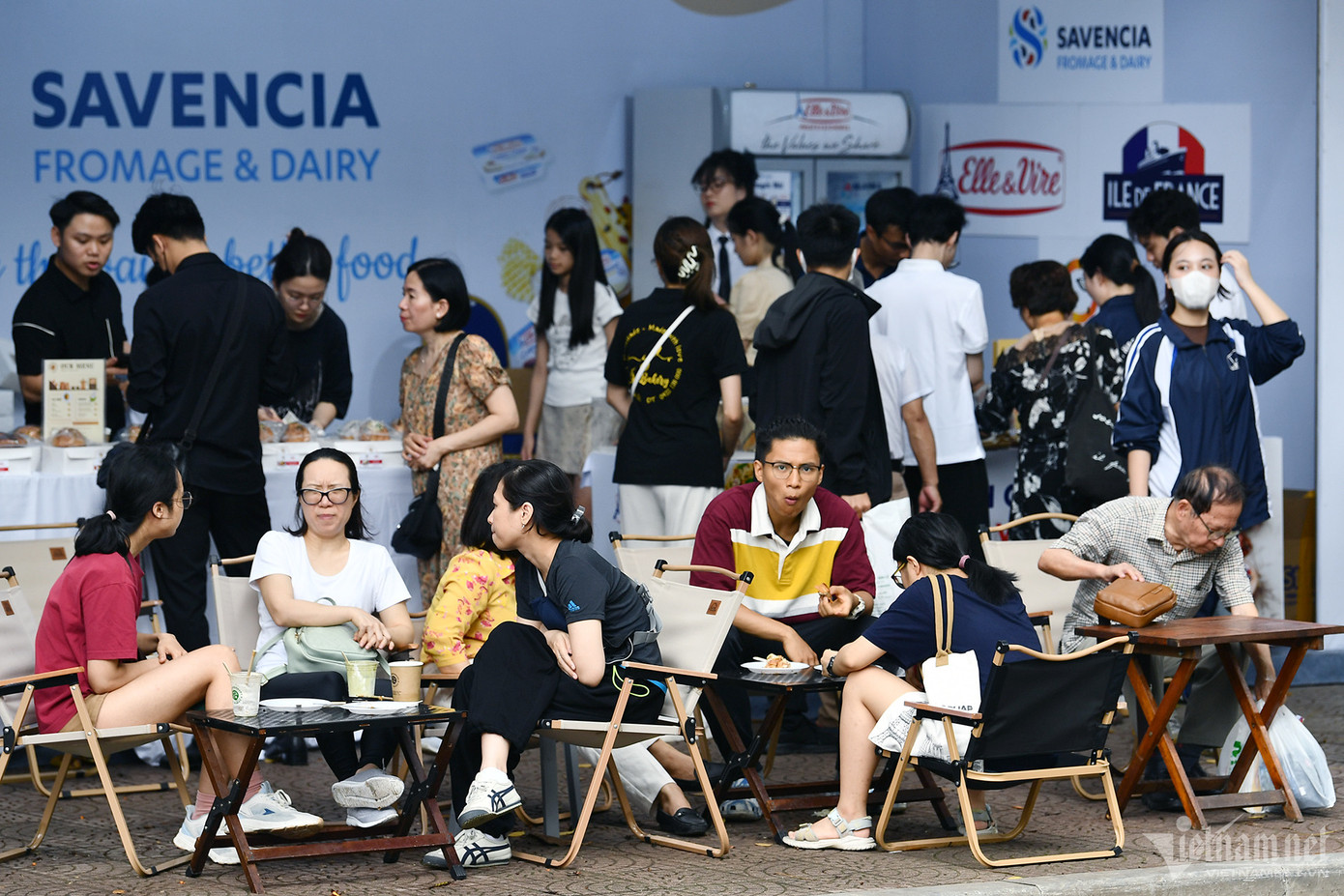 Khách ngồi kín các bàn trước gian hàng bánh mì và bơ Pháp thưởng thức tại chỗ.