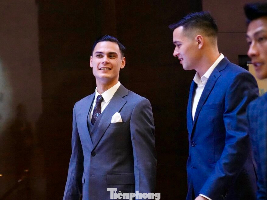 Trung vệ Việt kiều Adriano Schmidt, hiện đang khoác áo Bình Định. Trung vệ Việt kiều Adriano Schmidt, hiện đang khoác áo Bình Định.