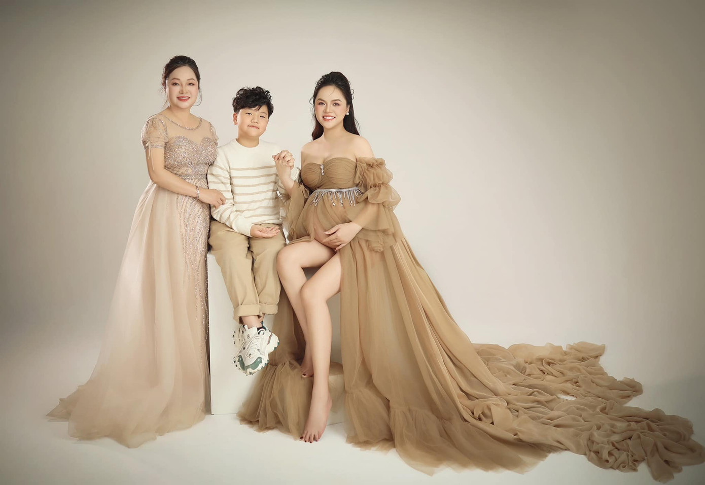 Thu Quỳnh chụp ảnh lưu niệm cùng mẹ và con trai.