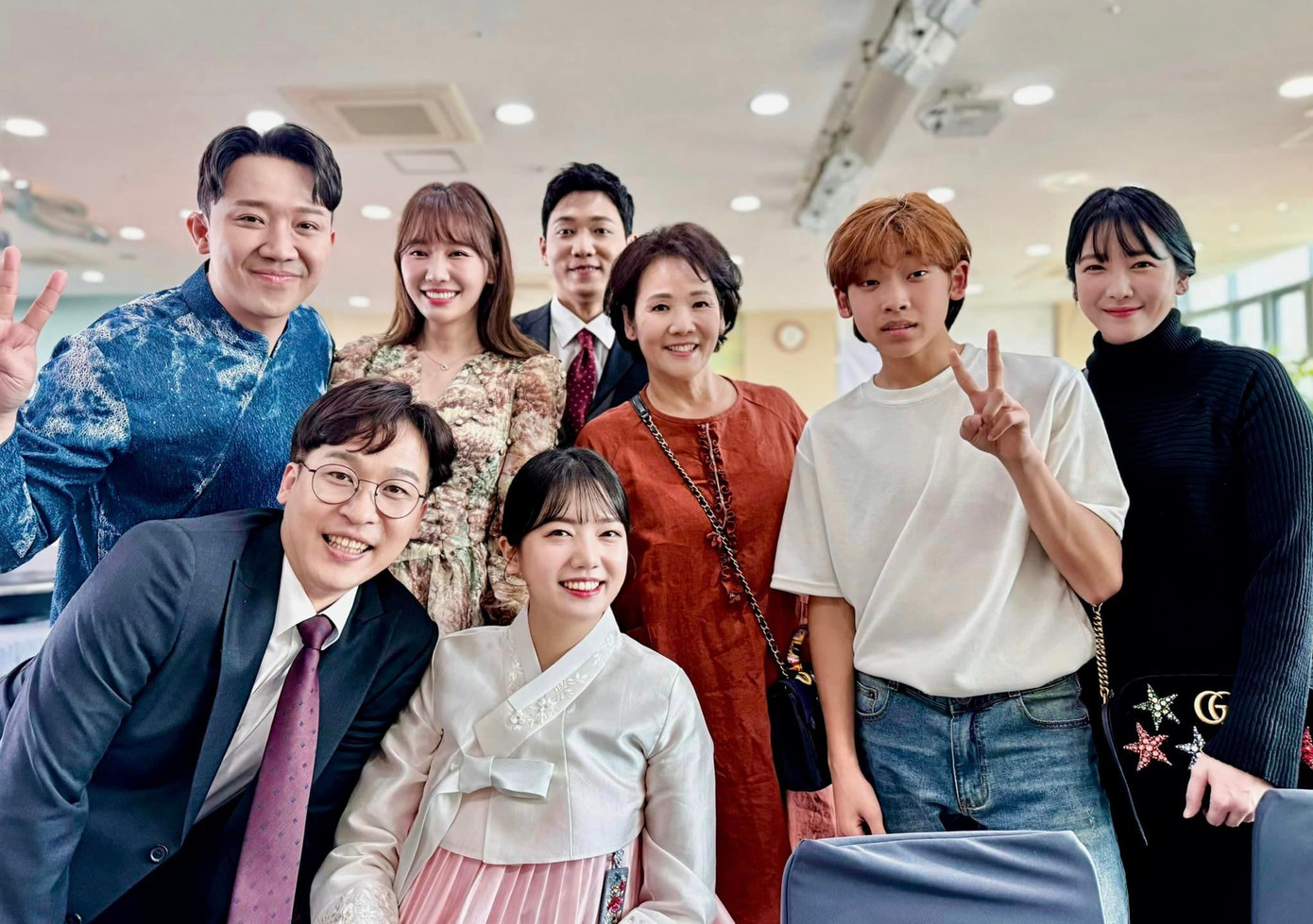 Trấn Thành và Hari Won dự đám cưới em gái út.