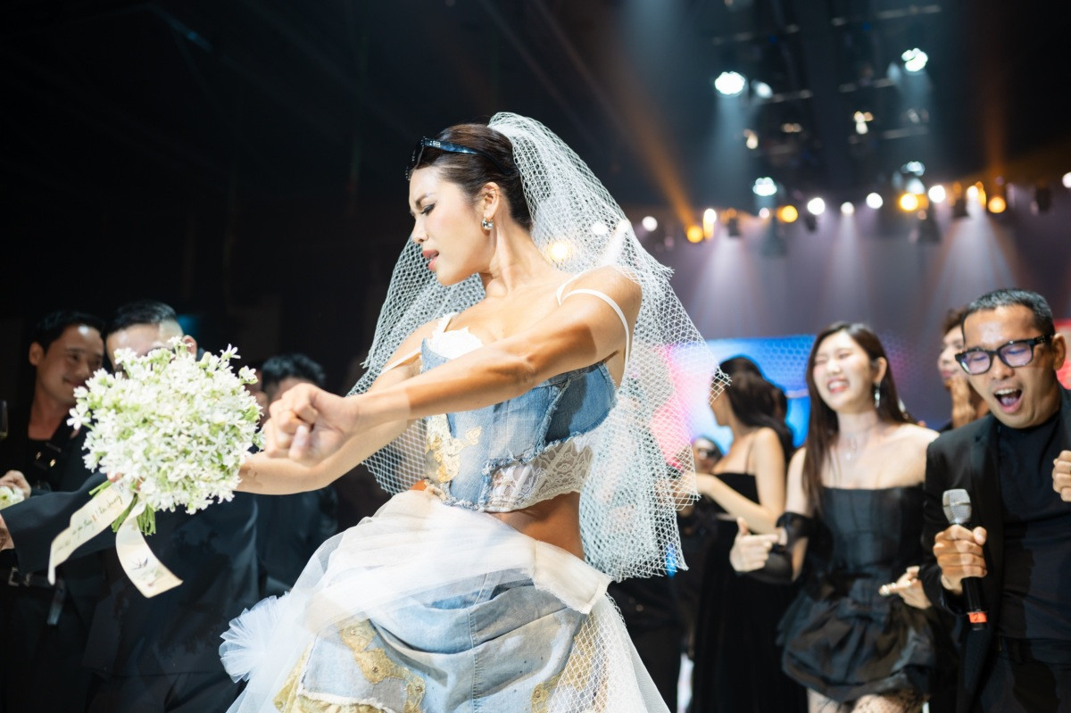 Cô dâu Minh Tú diện đồ thoải mái quẩy cùng dàn khách mời.