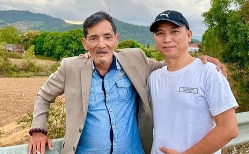 Hơn 2 năm qua, nhạc sĩ Tô Hiếu hỗ trợ Thương Tín về nơi ăn, chốn ở. Ngoài ra, anh tìm show cho nam nghệ sĩ đi hát kiếm tiền nuôi vợ con ở quê. Thương Tín khẳng định, anh bị YouTuber dẫn dắt, không nói xấu Tô Hiếu. Hơn 2 năm qua, nhạc sĩ Tô Hiếu hỗ trợ Thương Tín về nơi ăn, chốn ở. Ngoài ra, anh tìm show cho nam nghệ sĩ đi hát kiếm tiền nuôi vợ con ở quê. Thương Tín khẳng định, anh bị YouTuber dẫn dắt, không nói xấu Tô Hiếu.