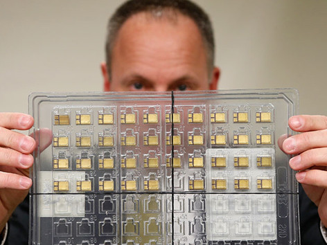 Một quan chức của Cục An ninh Nội địa Mỹ cầm bộ vi mạch bức xạ cứng lấy lại được từ một công dân Trung Quốc khi người này đang tìm cách đưa về nước. Ảnh: KEVIN LEMARQUE. Một quan chức của Cục An ninh Nội địa Mỹ cầm bộ vi mạch bức xạ cứng lấy lại được từ một công dân Trung Quốc khi người này đang tìm cách đưa về nước. Ảnh: KEVIN LEMARQUE