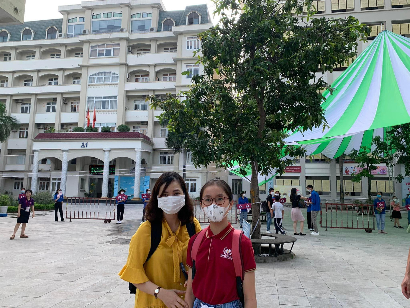 Sáng nay, ngay từ 7 giờ sáng thí sinh tập trung tại điểm thi. 8 giờ bắt đầu tính thời gian làm bài kiểm tra trắc nghiệm; 9 giờ 20 phút thí sinh làm bài kiểm tra tự luận. Để đảm bảo an toàn, nghiêm túc cho kỳ thi, nhà trường đã tổ chức thành 2 điểm thi cho thí sinh dự thi. Phụ huynh đưa con dự thi được chờ con trong nhà đa năng của trường.