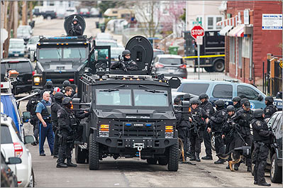 Đội SWAT trên đường phố Watertown