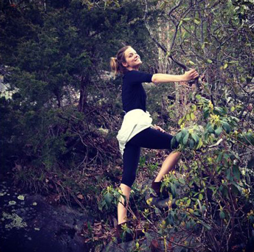 Brooklyn Decker chọn cách giữ dáng bằng cách thường xuyên leo núi. Chân dài chọn những phần địa hình dốc để mọi cơ bắp trên cơ thể được rèn luyện