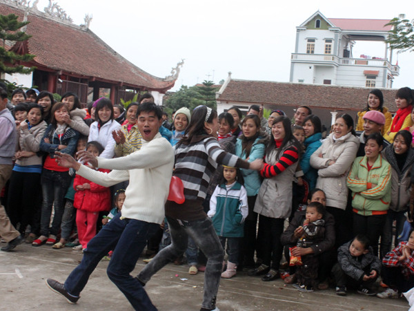 Cùng tựa lưng di chuyển bóng