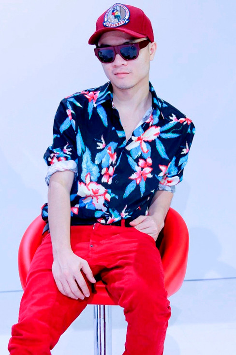 Đỗ Mạnh Cường nổi bật với quần đỏ, áo hoa