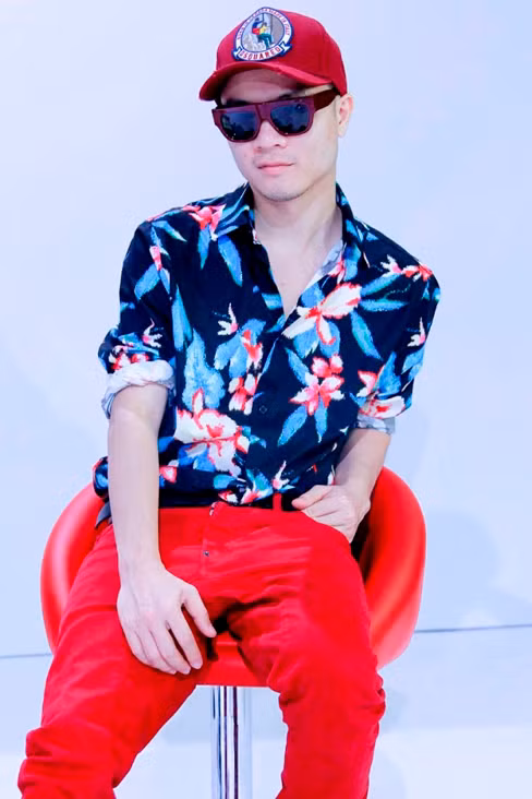 Đỗ Mạnh Cường nổi bật với quần đỏ, áo hoa