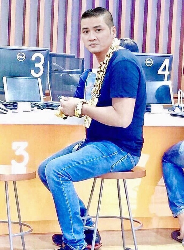 Cộng đồng mạng phát cuồng với 'nam vương' bóng đá dát vàng kín người ảnh 2