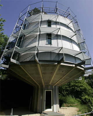 Ngôi nhà nổi ở Ukraine Ngôi nhà nghiêng ở Hà Lan Những căn hộ xếp hình Lego ở Canada Nhà cây nấm tại Ohio Nhà quả cầu ở Canada Chung cư treo tại Hà Lan Nhà Gangster ở Nga Nhà lộn ngược tại Ba Lan Ngôi nhà lập dị ở New York Nhà quay tại Đức, ngôi nhà năng lượng quay về phía mặt trời ấm áp vào mùa đông và quay trở lại cách nhiệt tốt vào mùa hè.