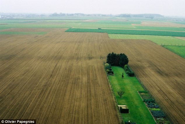 Ngôi biệt thự này là địa điểm lý tưởng để ngắm nhìn xung quanh. Ngôi biệt thự này là địa điểm lý tưởng để ngắm nhìn xung quanh