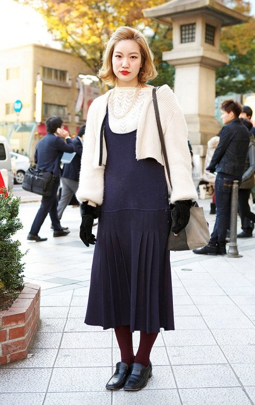 Chiếc váy vintage màu tím than được Yukina (22 tuổi) phối cùng áo len và cardigan trắng. Đôi tất cao cổ màu đỏ đun kết hợp cùng giày loafer đen tiệp màu với găng tay đã hoàn thiện cho phong cách vintage quý phải của cô nàng