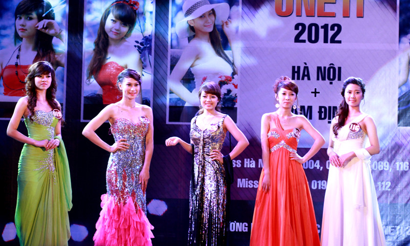 5 thí sinh lọt vào phần thi ứng xử:Phạm Diệu Linh, Lê Thị Vân Quỳnh, Hoàng Bích Ngọc, Trần Thị Hiền, Nguyễn Thảo Hiền (từ trái sang phải)