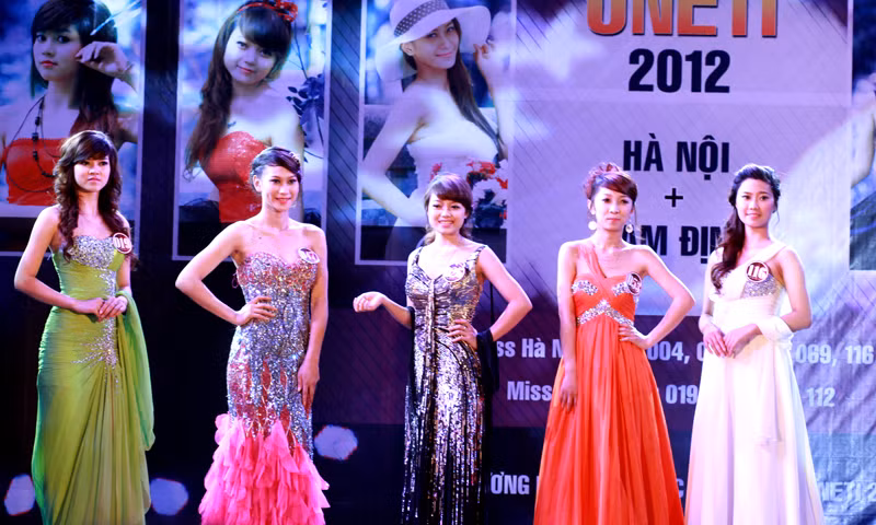 5 thí sinh lọt vào phần thi ứng xử:Phạm Diệu Linh, Lê Thị Vân Quỳnh, Hoàng Bích Ngọc, Trần Thị Hiền, Nguyễn Thảo Hiền (từ trái sang phải)