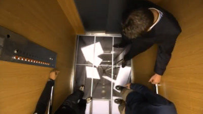 Nhiều người bị đánh lừa vì tưởng sàn bên trong cầu thang máy sập